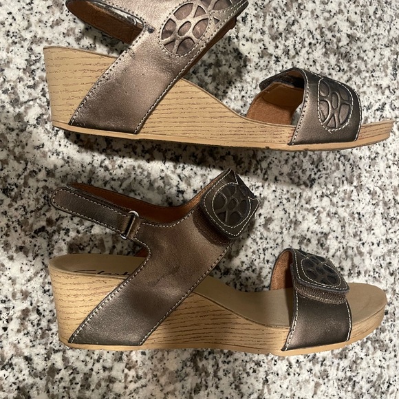 Clarks Bronze Wedge Sandals - Picture 5 of 11